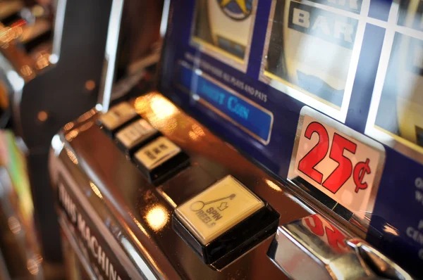 Gaple Online mobile interface showing dealer, tile layout, and betting controls on Android phone